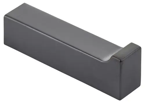 Matte schwarze, rechteckige Tür- oder Möbelgriff aus Metall, mit abgerundeten Kanten und schlankem Design.